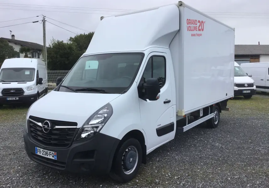 Vue 3/4 avant droite d’un utilitaire Opel Movano blanc avec grande caisse 20m³ et hayon électrique.