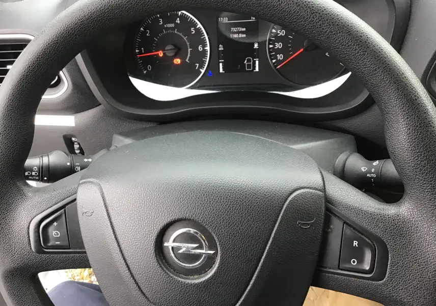 Vue rapprochée du volant Opel Movano 2020 avec tableau de bord et compteurs visibles en arrière-plan.