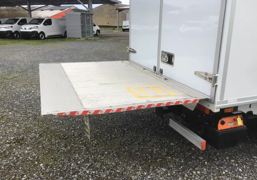 Vue arrière rapprochée du hayon électrique déployé du fourgon blanc Opel Movano Châssis Cabine 2020.