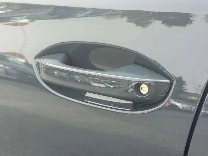 Poignée de porte côté gauche gris foncé du CUPRA Formentor 2.0 TDI 150ch V DSG7 2025 avec serrure intégrée.