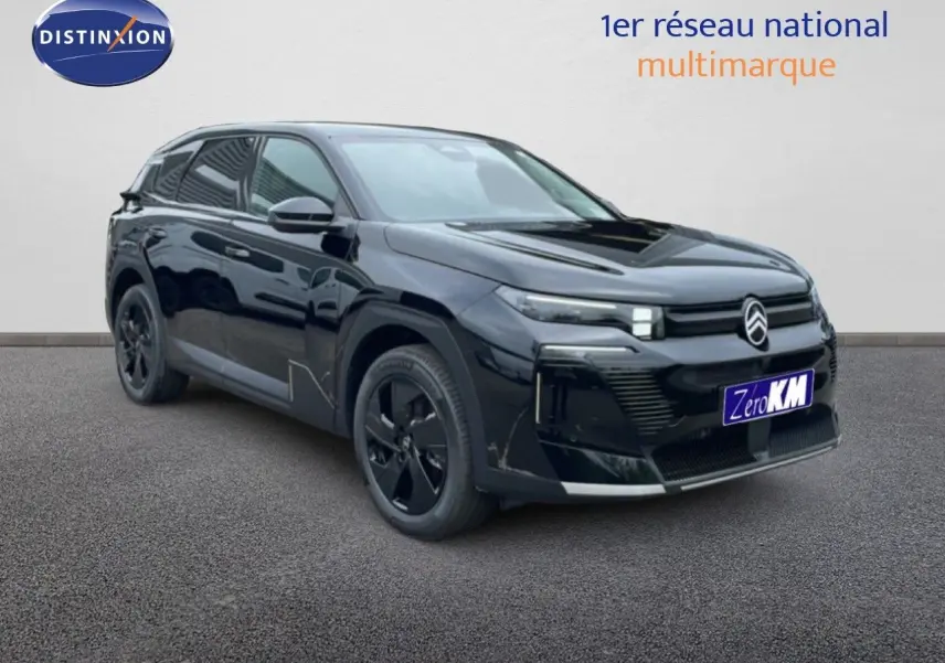 Vue 3/4 avant gauche d'un Citroën C5 Aircross noir Perla Nera métallisé avec jantes noires et calandre distinctive.