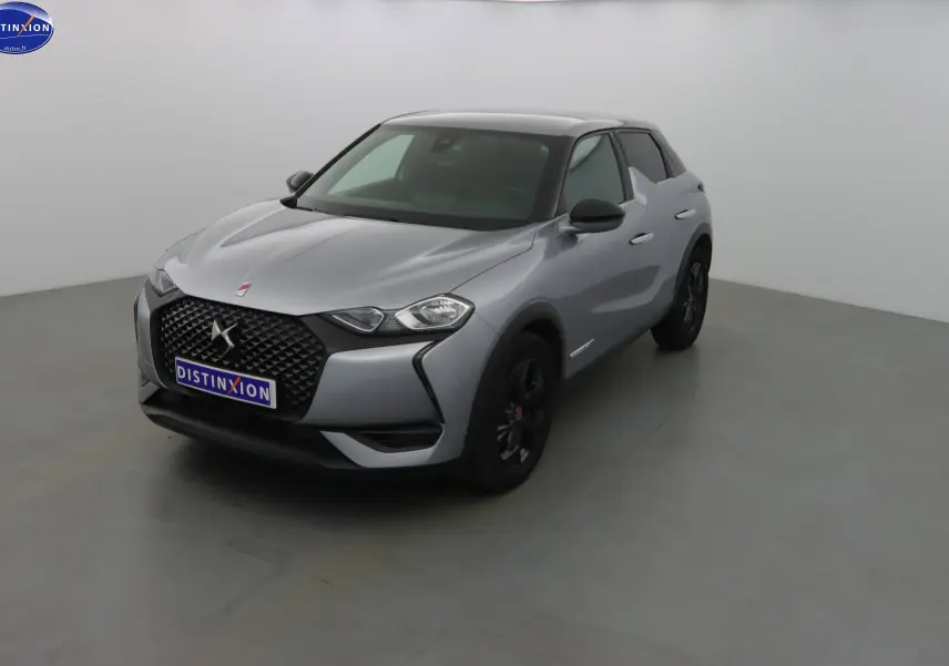 DS3 Crossback gris Artense métal vu en 3/4 avant droit avec calandre noire et jantes foncées.