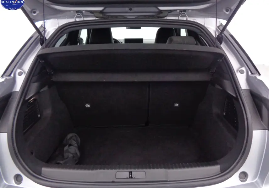 Coffre ouvert vu de l'arrière d'un DS3 Crossback gris Artense métal, montrant l'espace de chargement vide.