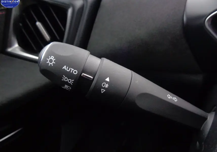 Gros plan sur la commande des phares et clignotants dans l'habitacle noir du DS3 Crossback gris Artense 2021.