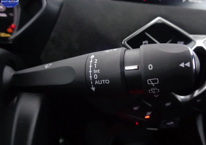 Gros plan sur la commande des essuie-glaces du DS3 Crossback 2021, détails des réglages visibles sur la manette noire.