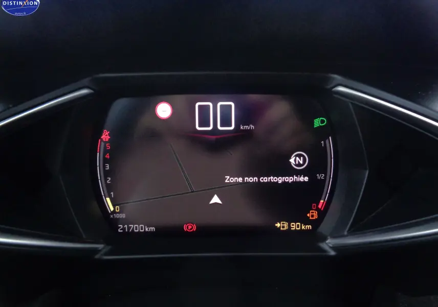 Tableau de bord numérique du DS3 Crossback 2021 affichant la vitesse à 0 km/h et une zone non cartographiée.