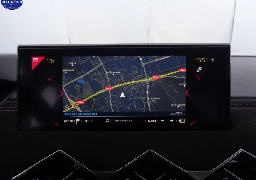 Écran tactile du système de navigation du DS3 Crossback 1.5BLUEHDI 110, affichant une carte en mode 2D.