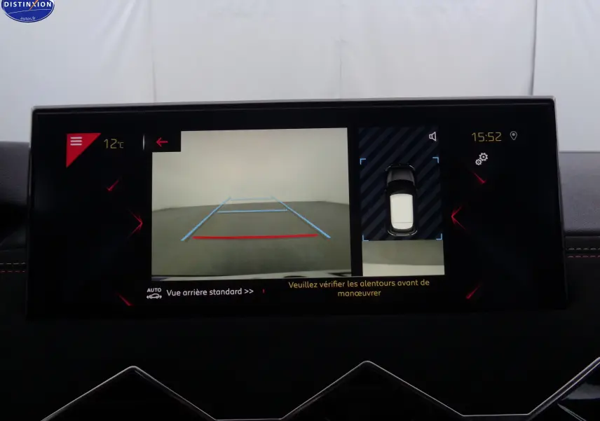 Écran multimédia du DS3 Crossback 2021 affichant la caméra de recul avec guidage et vue 360° du véhicule gris Artense.
