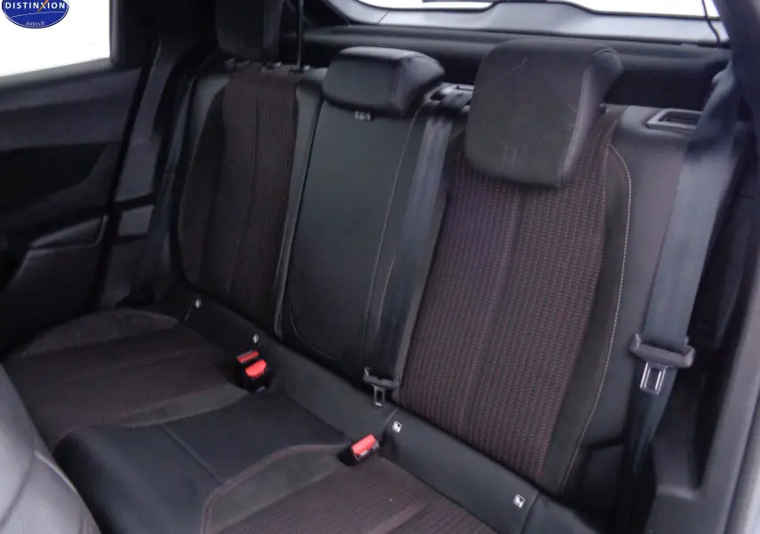Vue intérieure de la banquette arrière du DS3 Crossback 2021 avec sièges en tissu noir à surpiqûres rouges.
