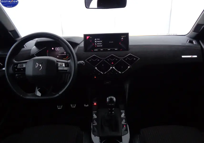 Vue intérieure avant du tableau de bord noir du DS3 Crossback 1.5BLUEHDI 110 avec volant multifonction et écran tactile central.