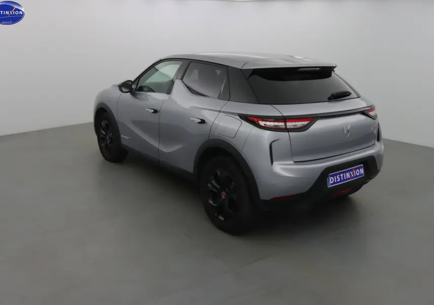 DS3 Crossback gris Artense métal en 3/4 arrière droit, avec jantes noires et vitres teintées.
