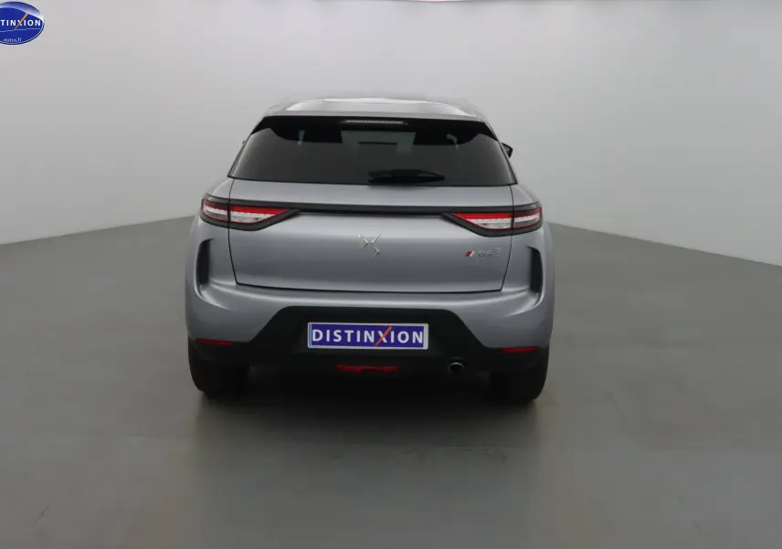 Vue arrière d'un DS3 Crossback gris Artense métallisé avec feux LED et lunette arrière teintée.