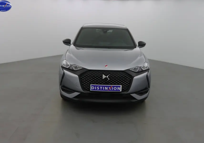 Vue frontale d'un DS3 Crossback gris Artense métal avec calandre noire et phares LED distinctifs.