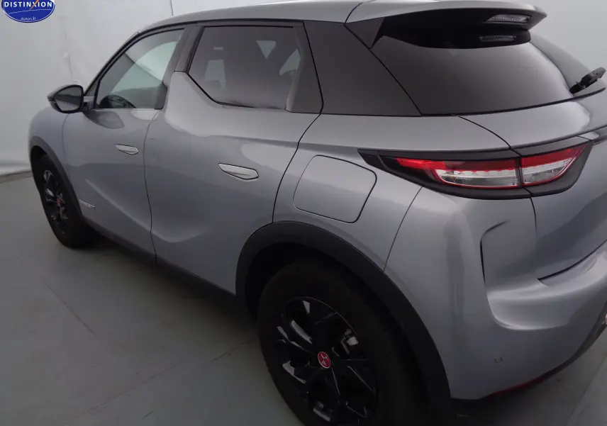 Vue côté droit arrière d'un DS3 Crossback gris Artense métallisé avec jantes noires et vitres teintées.