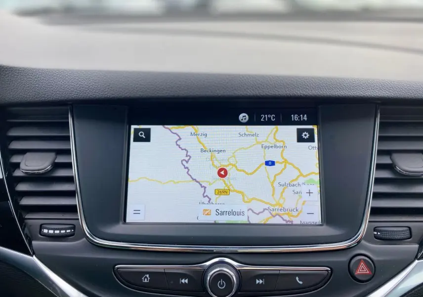 Écran tactile 7 pouces du système de navigation GPS intégré dans le tableau de bord d'une Opel Astra 2021.