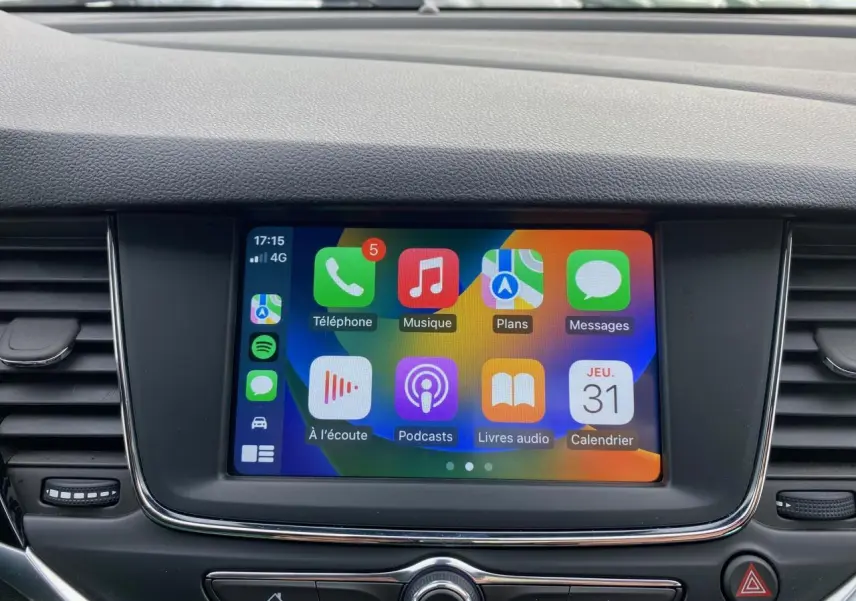 Écran tactile 7 pouces de la console centrale de l'Opel Astra 2021 affichant Apple CarPlay en mode multimédia.