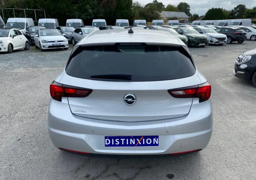 Vue arrière d'une Opel Astra 2021 Sovereign Silver avec vitres surteintées et radar de stationnement visible.