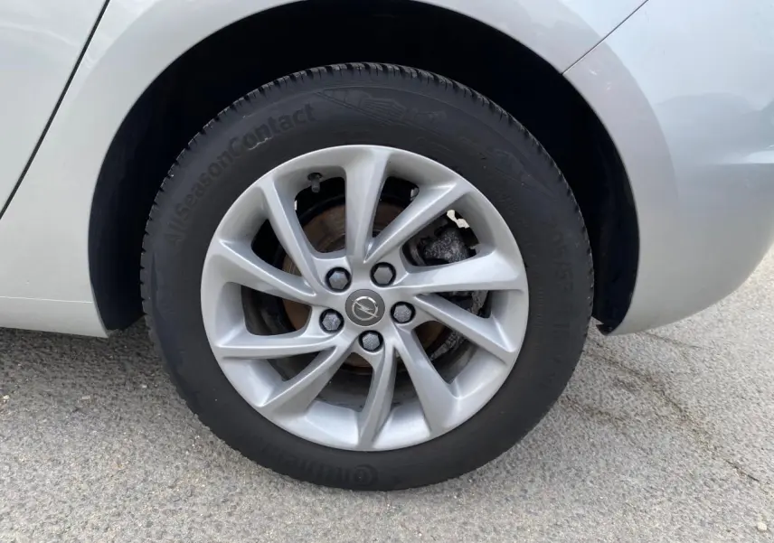 Gros plan sur la jante alliage 16'' gris argent à 10 branches de l'Opel Astra Sovereign Silver côté arrière droit.