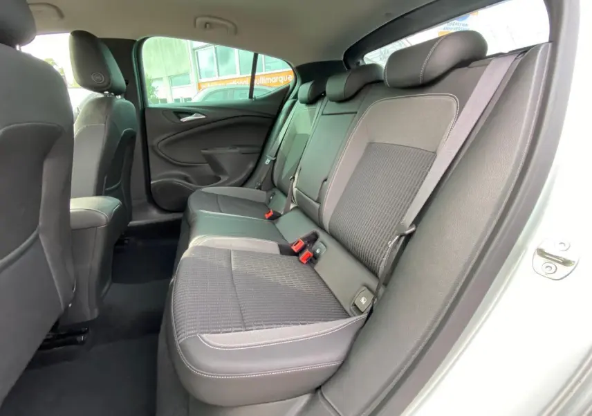 Vue intérieure côté droit des sièges arrière en tissu gris et noir de l'Opel Astra 2021 finition Elegance.