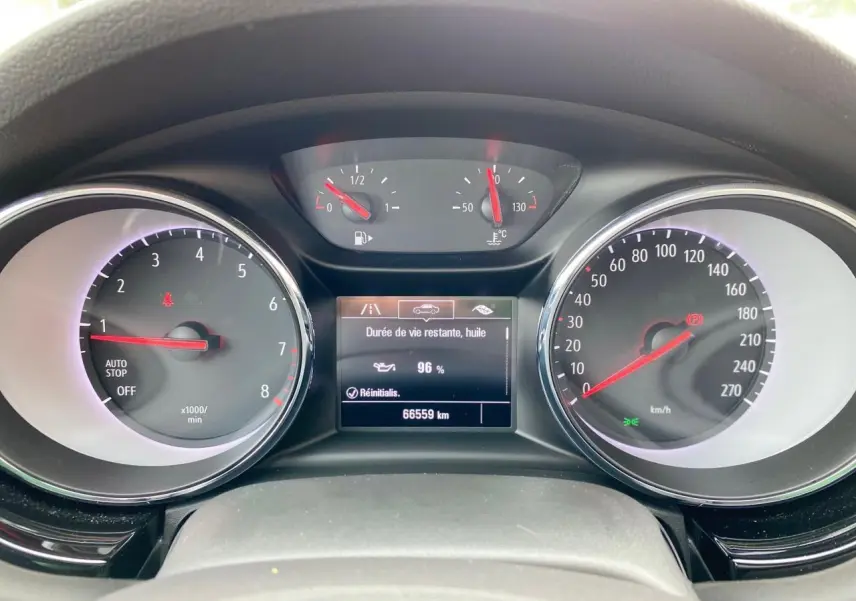 Vue rapprochée du tableau de bord de l'Opel Astra 2021, affichant compte-tours, vitesse et écran central d'informations.