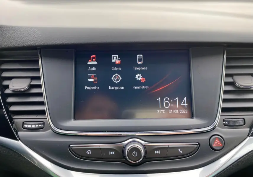 Écran tactile multimédia 7 pouces de l'Opel Astra 2021 avec menu navigation, audio et téléphone visible en plan rapproché.