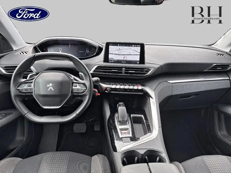 Vue intérieure avant du Peugeot 5008 2020 gris Artense, tableau de bord avec écran tactile et volant multifonction cuir.