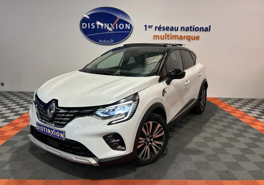 Renault Captur II Iconic blanc nacré en 3/4 avant droit avec toit ouvrant et jantes bi-ton visibles.