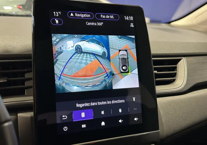 Écran tactile intérieur du Renault Captur blanc nacré 2022 montrant la caméra 360° en mode stationnement.