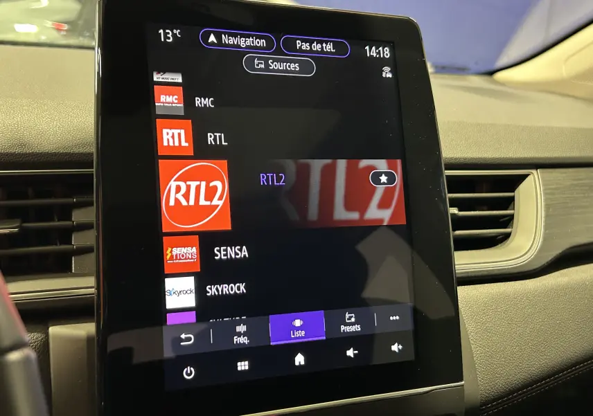 Écran tactile central du Renault Captur II Iconic 2022 montrant la liste des radios avec interface moderne et finition intérieure noire.