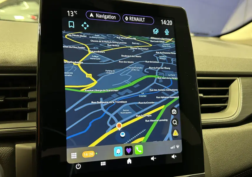 Écran tactile central du tableau de bord du Renault Captur II Iconic 2022 affichant la navigation GPS en mode nuit.
