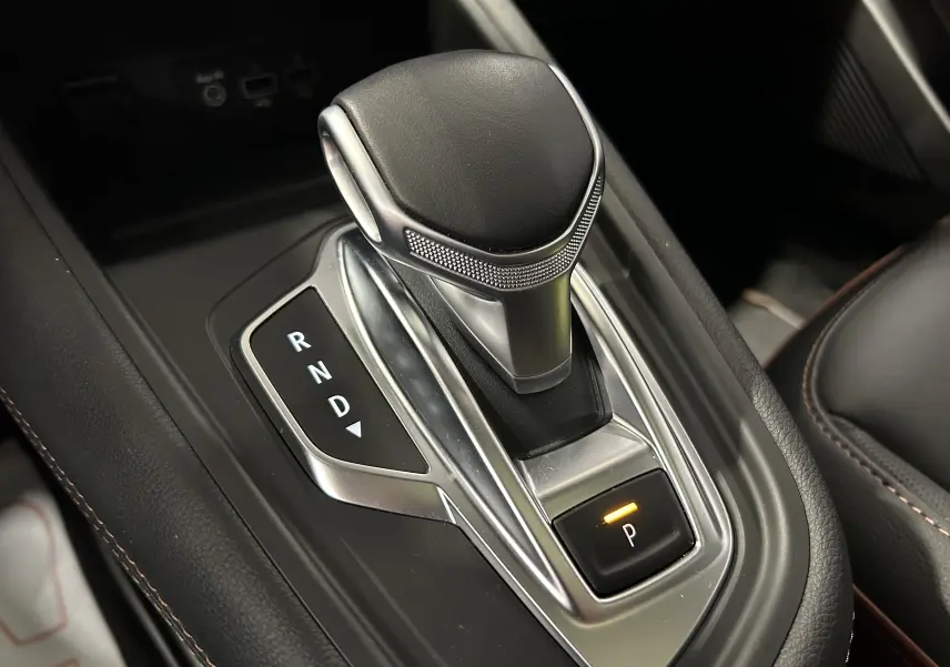 Le levier de vitesses automatique en cuir noir du Renault Captur II Iconic, vue rapprochée de la console centrale.