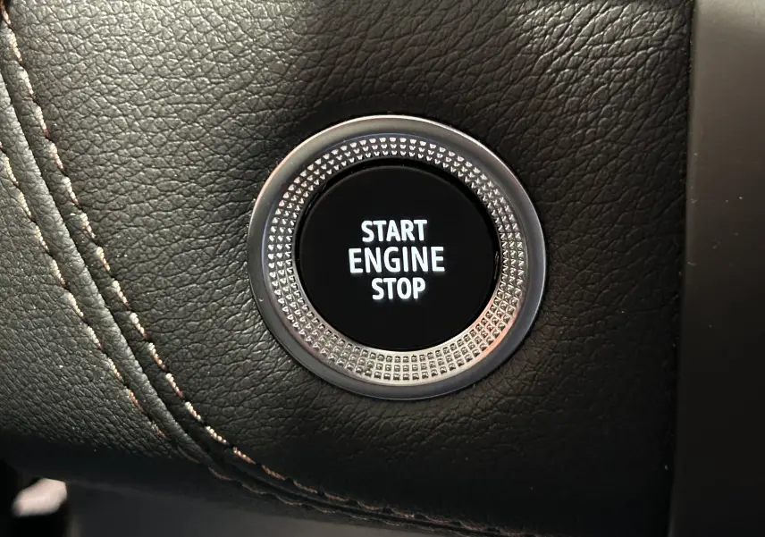 Bouton Start Engine Stop en gros plan sur tableau de bord en cuir noir du Renault Captur II Iconic blanc nacré 2022