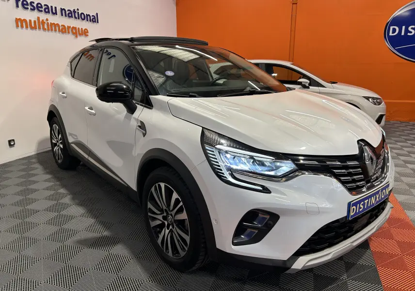 Renault Captur II Iconic blanc nacré en 3/4 avant droit avec toit ouvrant et phares LED allumés