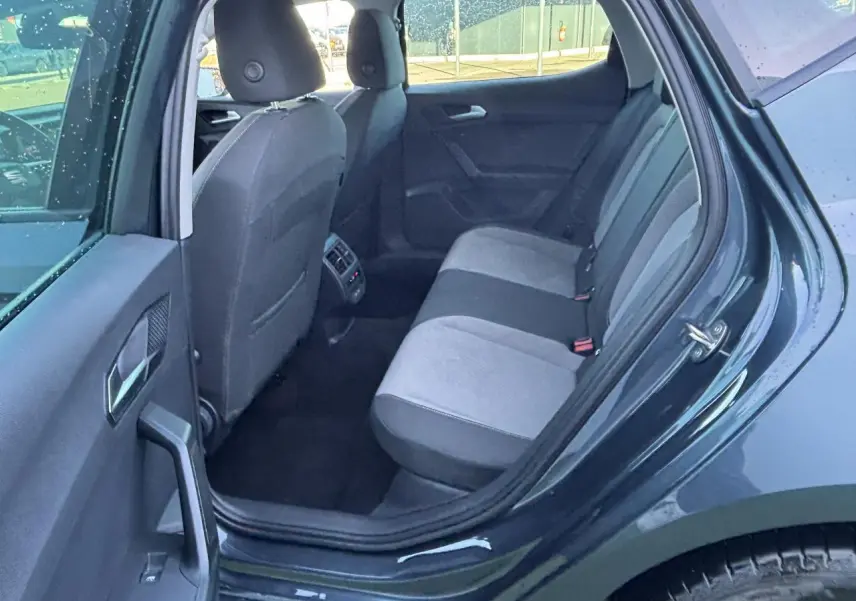 Vue arrière côté gauche sur l'intérieur arrière gris clair et foncé du SEAT LEON IV 2.0 TDI 150 Style 2024.