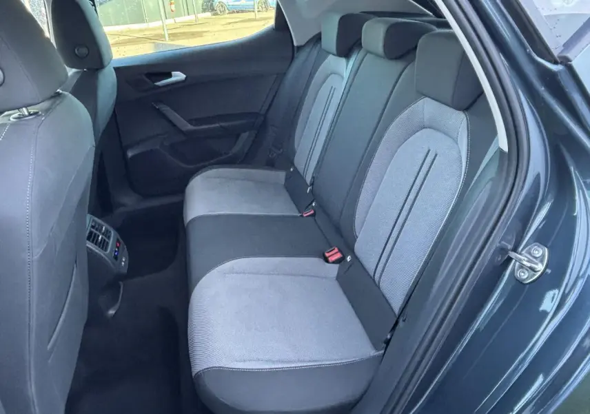 Vue côté droit de la banquette arrière bi-ton gris clair et foncé du SEAT Leon IV 2024 avec aérateurs et prises USB arrière.