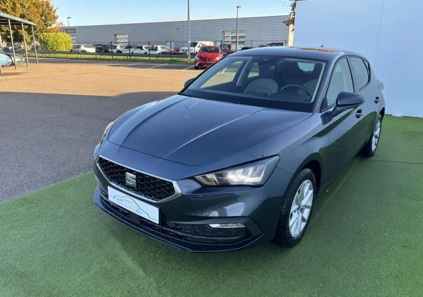 SEAT Leon IV gris magnetic en 3/4 avant droit, avec phares LED allumés et jantes alliage 16 pouces.