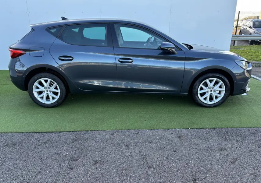 SEAT Leon IV gris Magnetic vue de profil côté gauche, avec jantes alliage 16 pouces et lignes épurées.
