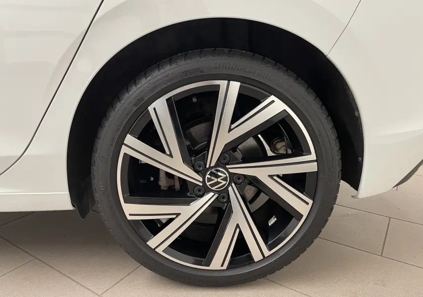 Gros plan sur la jante Bergamo noire et argentée de la roue arrière droite d'une Volkswagen Golf blanche 2023.