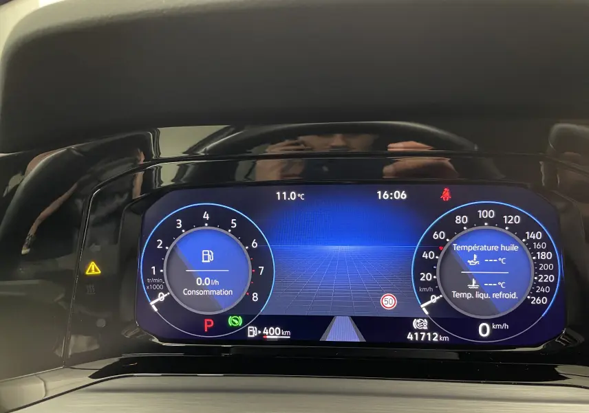 Tableau de bord numérique de Volkswagen Golf 1.5 eTSI 2023 affichant consommation, vitesse et température moteur.