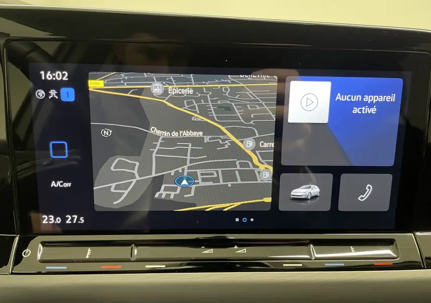 Écran tactile du système de navigation et multimédia de la Volkswagen Golf 1.5 eTSI Style 2023 avec affichage carte et commandes climatisation.