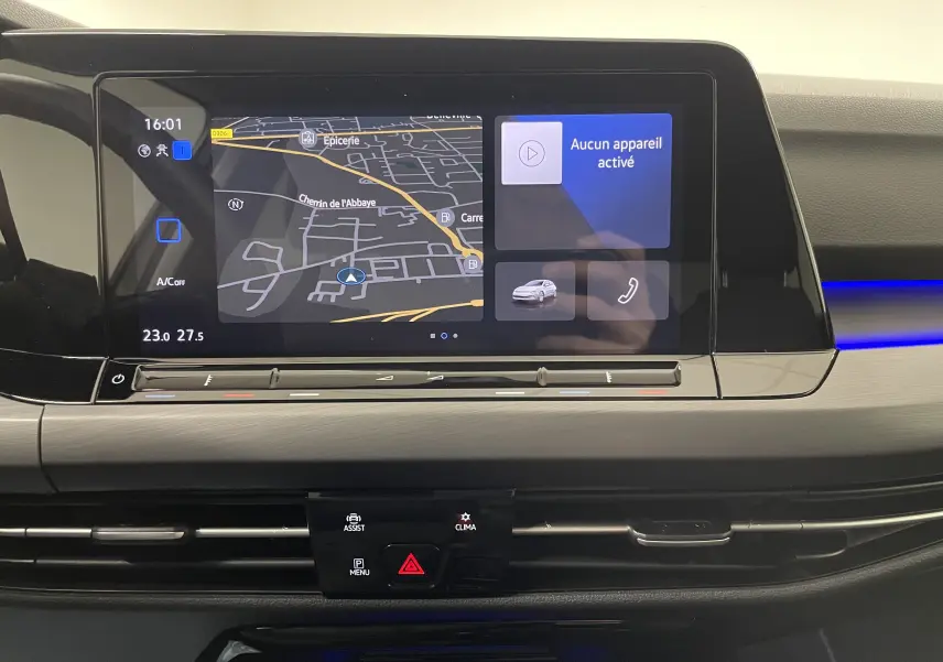 Écran tactile central avec navigation et commandes climatisation dans l'habitacle de la Volkswagen Golf 1.5 eTSI Style 2023.