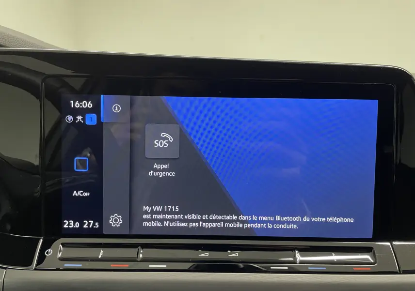 Écran tactile central de la Volkswagen Golf 1.5 eTSI 2023 affichant le menu d'appel d'urgence, intérieur noir.