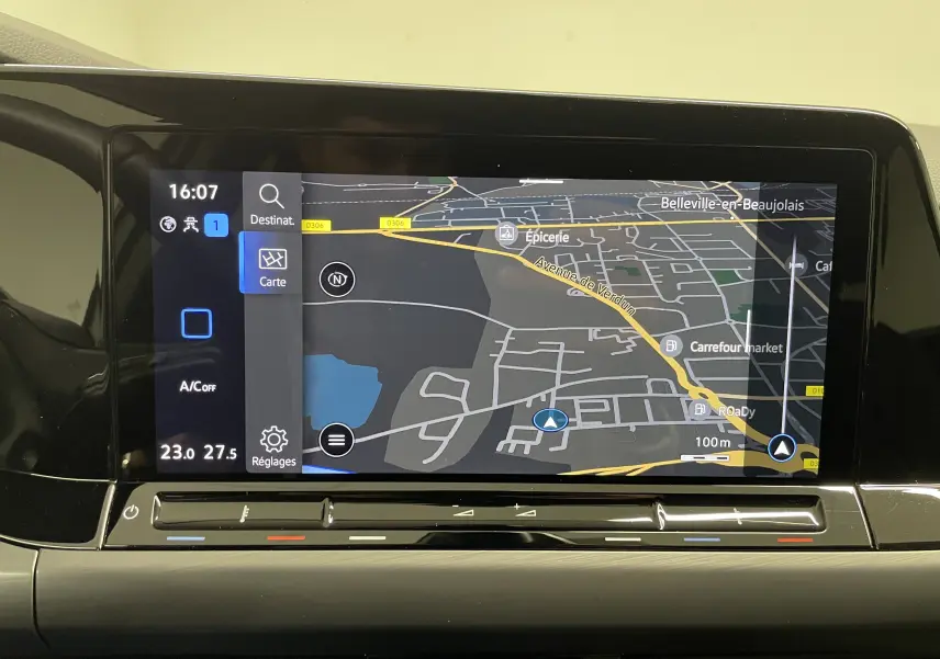 Écran tactile central de la Volkswagen Golf 1.5 eTSI 2023 affichant la navigation avec carte détaillée.