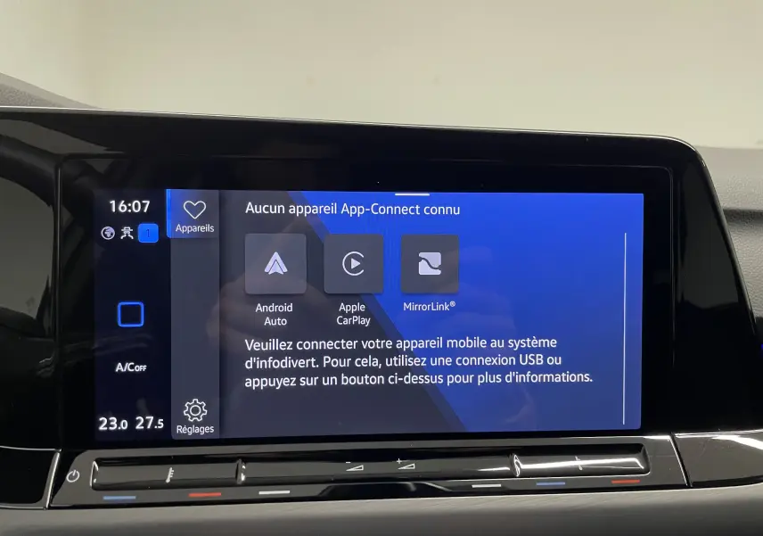 Écran tactile du système multimédia de la Volkswagen Golf 1.5 eTSI Style 2023 affichant les options App-Connect.