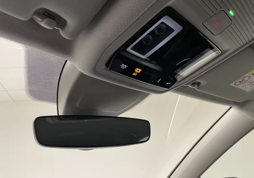 Vue intérieure du miroir de courtoisie et du plafonnier avec commandes lumineuses de la Volkswagen Golf blanc pur 2023.