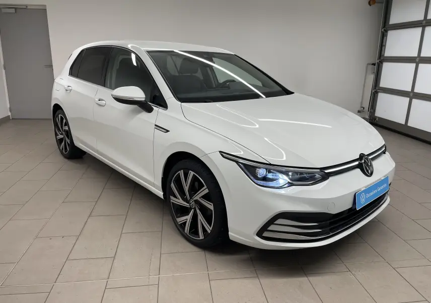 Volkswagen Golf 1.5 eTSI blanc pur vue 3/4 avant droit avec jantes alliage Bergamo et vitres arrière surteintées.
