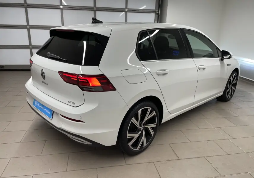 Volkswagen Golf 1.5 eTSI blanc pur vue 3/4 arrière droit avec vitres surteintées et jantes Bergamo 18 pouces.