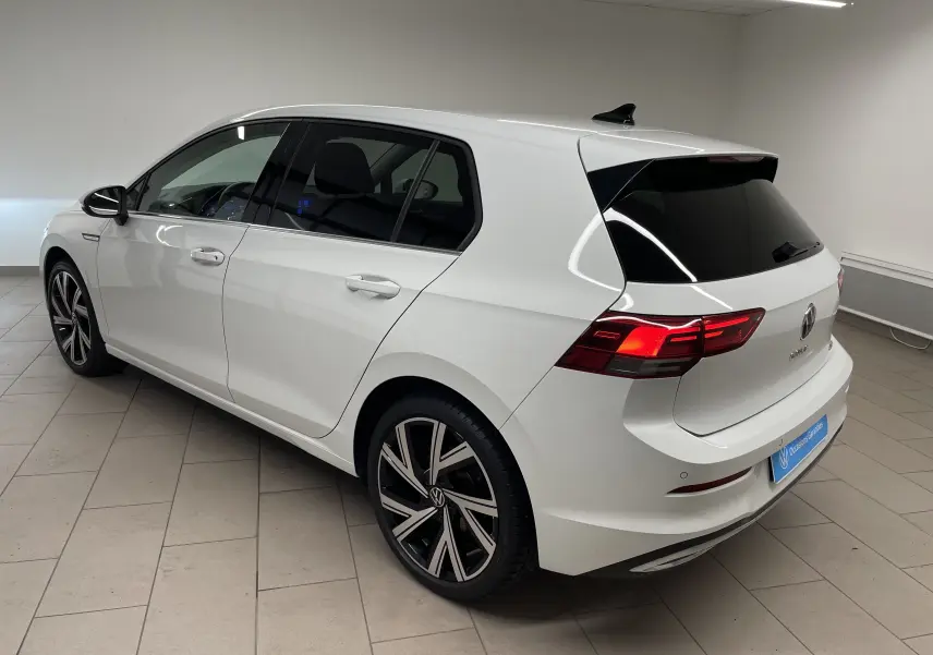 Volkswagen Golf 1.5 eTSI blanc pur vue 3/4 arrière droit avec vitres surteintées et jantes Bergamo 18 pouces