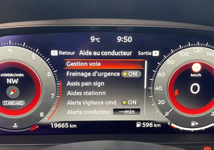 Tableau de bord digital du Nissan Juke 2025, affichage des aides à la conduite et compteurs ronds rouges.