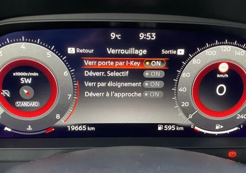 Affichage numérique du tableau de bord du Nissan Juke 2025, montrant les réglages de verrouillage et l'odomètre.